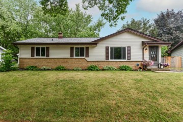 825 Mulberry Ln, Waukesha, WI 53189