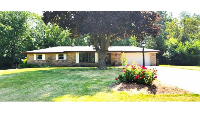 5770 S St Andrews Dr New Berlin, WI 53146 by Stone Gate Realty, LLC $349,900