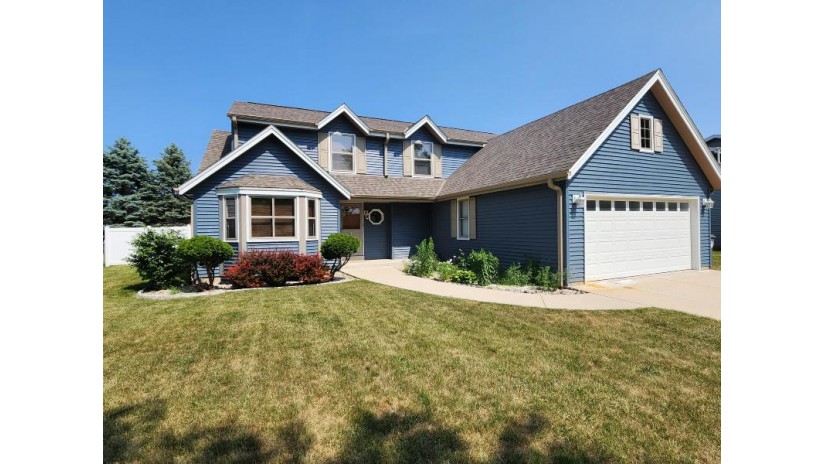 8150 S Wildwood Dr Oak Creek, WI 53154 by RE/MAX Market Place - 414-303-6761 $445,000