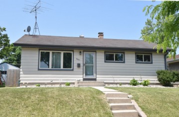 6647 S 19th St, Milwaukee, WI 53221-5218