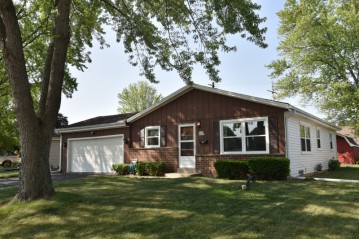 W150N8209 Manhattan Dr, Menomonee Falls, WI 53051-3807