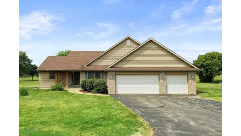 N6160 Cedar Ct Lafayette, WI 53121 by Realty Executives SE-Elkhorn $385,000