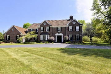 2127 W Columbia Dr, Mequon, WI 53092-5646