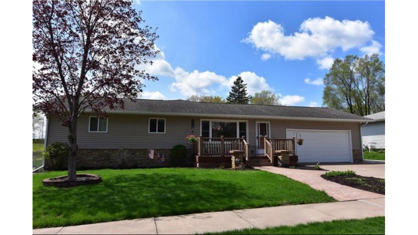 2542 Diane Lane Eau Claire, WI 54703 by Larson Realty $325,000