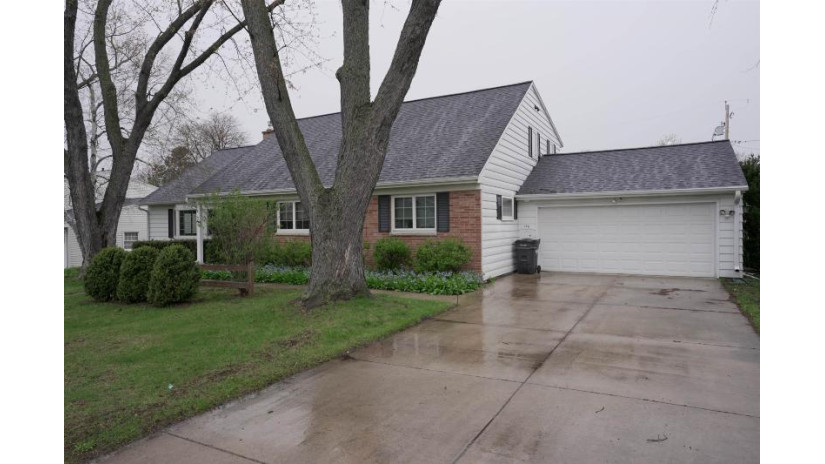 190 Rosemont Drive Allouez, WI 54301 by Multicraft Realty $360,000