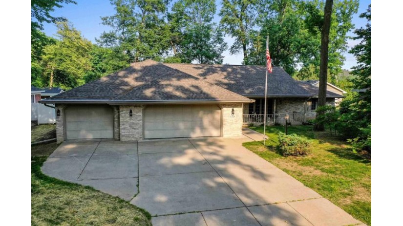 1321 Delray Drive Green Bay, WI 54304 by Coldwell Banker Real Estate Group $339,900
