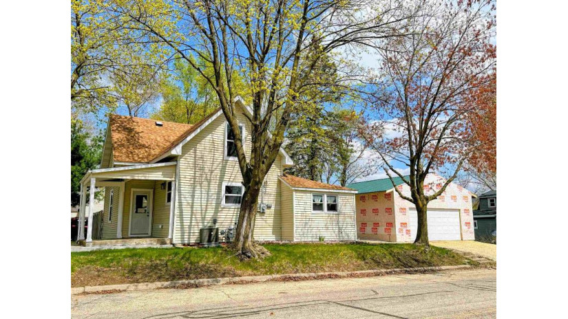 1222 S 7th Street Prairie Du Chien, WI 53821 by Re/Max Gold - Off:: 608-306-2865 $169,000