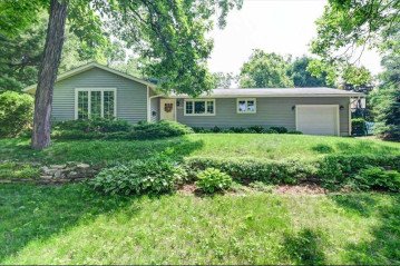 6106 Gateway Green, Monona, WI 53716