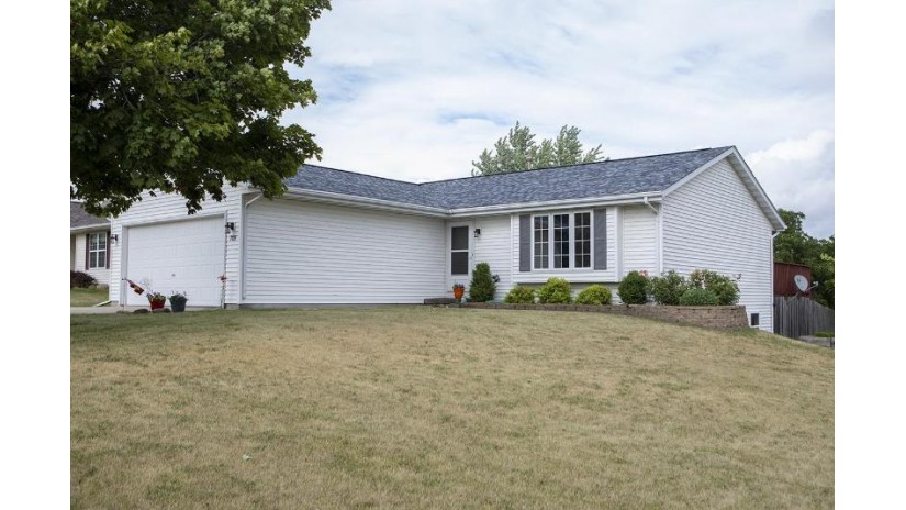 709 Brookstone Way Watertown, WI 53094 by Badger Realty Team - donnajlabarge@gmail.com $285,000