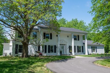 13221 N Windsor Ct, Mequon, WI 53097-2016