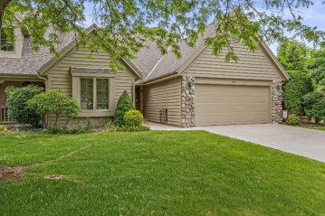 18910 Stonehedge Dr D, Brookfield, WI 53045-3657