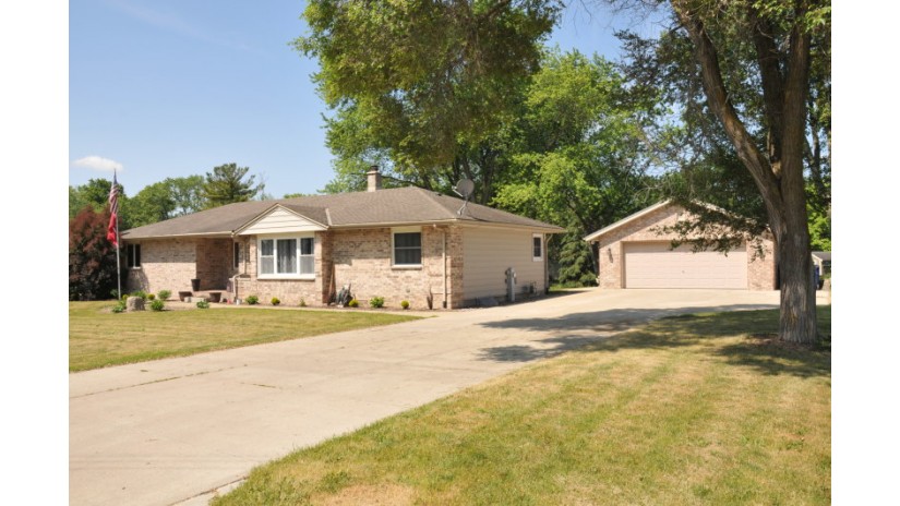 W181S6449 Lentini Dr Muskego, WI 53150 by Shorewest Realtors $399,900