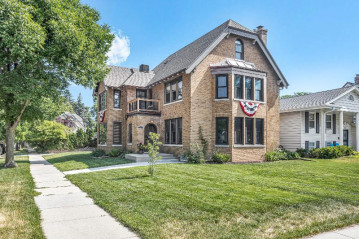 7130 W Wisconsin Ave, Wauwatosa, WI 53213-3740