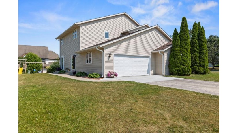 408 Majeskie Dr Pewaukee, WI 53072 by Villa Realty $319,900