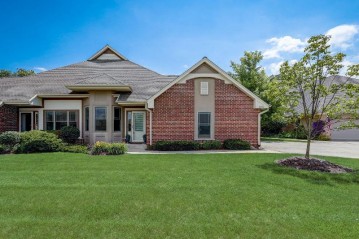 8472 S Deerwood Ln, Franklin, WI 53132-8005