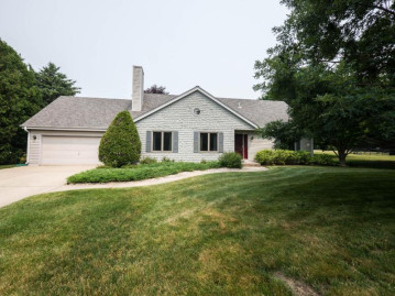 611 Prairie View Dr, North Prairie, WI 53153-9758