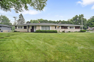 12121 W Lakefield Dr, West Allis, WI 53227-3827