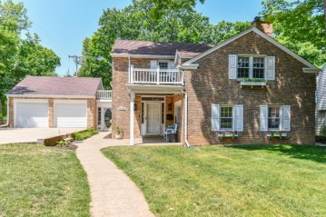 1045 N Perry Ct, Wauwatosa, WI 53213-3158