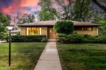 1115 Windsor Dr, Waukesha, WI 53186