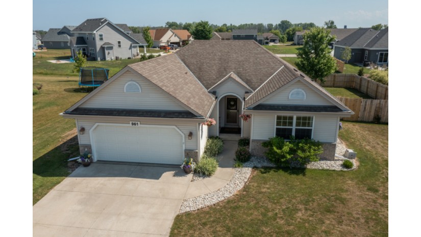 961 Goschey Dr Belgium, WI 53004 by Shorewest Realtors $364,900