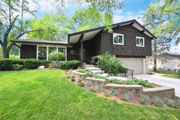 2853 N 122nd St, Wauwatosa, WI 53222