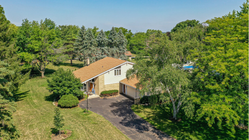 5795 S Dunvegan Dr New Berlin, WI 53146 by Shorewest Realtors $389,900