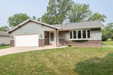 5040 Steeple Dr, Greendale, WI 53129-2013