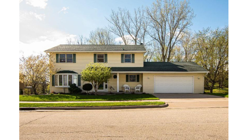 777 Brookview Square Dubuque, IA 52003 by Leeann Bluske, Realtor $419,900