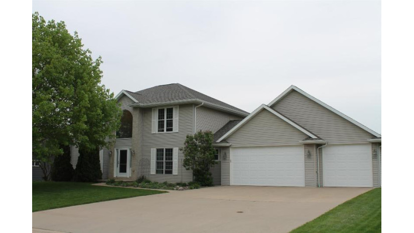 1535 Caroline Drive New London, WI 54961 by Coldwell Banker Real Estate Group $364,900