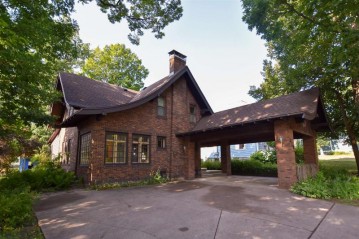 519 W Fulton Street, Waupaca, WI 54981-1425