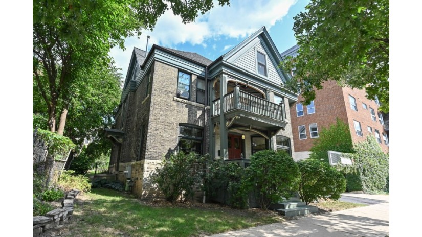 1122 N Cass St 1122A Milwaukee, WI 53202 by Shorewest Realtors $579,900