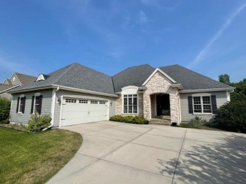 W243N5752 Quail Run Ln, Sussex, WI 53089-5063