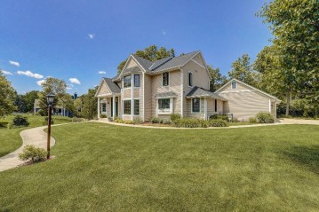 14150 W Crimson Ln, New Berlin, WI 53151-5276