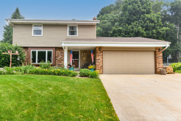 1721 Blackhawk Trl, Waukesha, WI 53186-6923