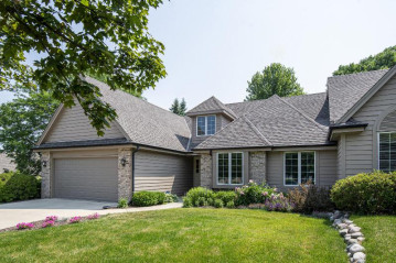 19185 Stonehedge Dr A, Brookfield, WI 53045-3645