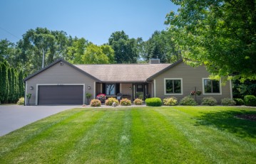 N29W26611 Peterson Dr, Pewaukee, WI 53072-4468