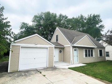 12207 W Bluemound Rd, Wauwatosa, WI 53226-3817