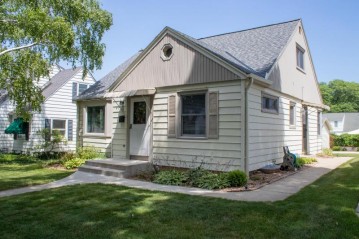 2756 N 82nd St, Milwaukee, WI 53222-4863