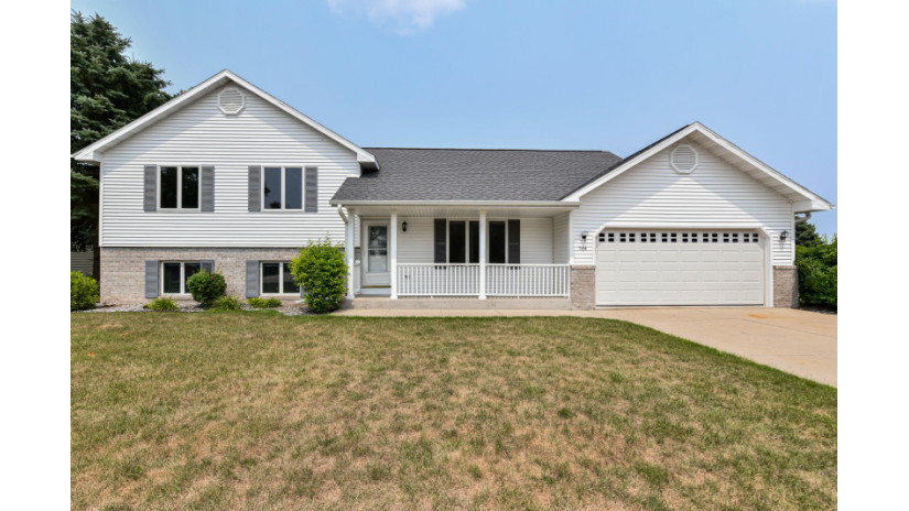 544 Autumn Dr Walworth, WI 53184 by Shorewest Realtors $360,000