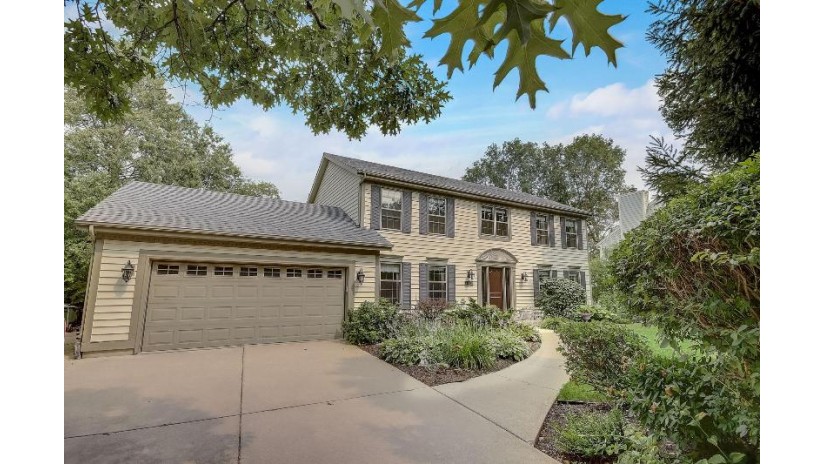 4330 S Sommerset Dr New Berlin, WI 53151 by Lannon Stone Realty LLC $539,900