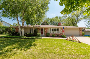 2311 Napa Trl, Waukesha, WI 53188-4735