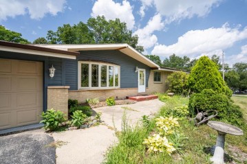 2025 Woodland Dr, Raymond, WI 53108-9718