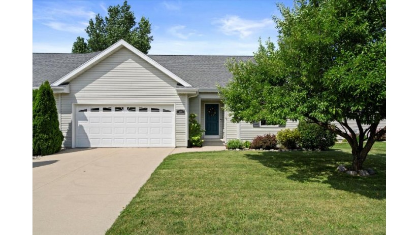 1197 Primrose Ln Fond Du Lac, WI 54935 by Benefit Realty $215,000