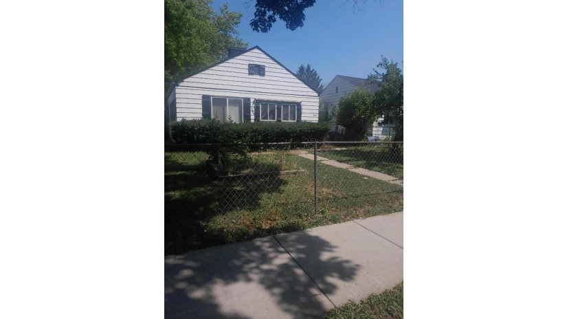 6092 N 37th St Milwaukee, WI 53209 by RE/MAX Lakeside-North $40,000