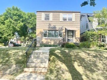 3570 N Murray Ave, Shorewood, WI 53211-2524
