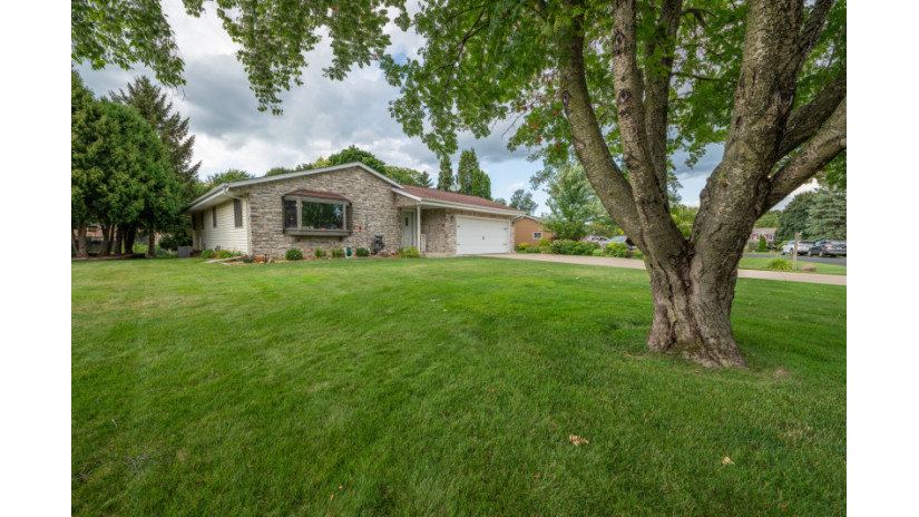 6041 Holly Ln Trenton, WI 53095 by Shorewest Realtors $369,900