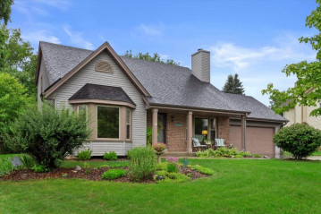 W227N2695 Aspenwood Ln, Pewaukee, WI 53186-8851