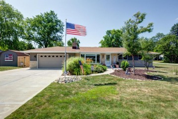 2915 W Edgerton Ave, Greenfield, WI 53221-3441