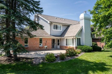 13440 W Fountain Dr, New Berlin, WI 53151-3968