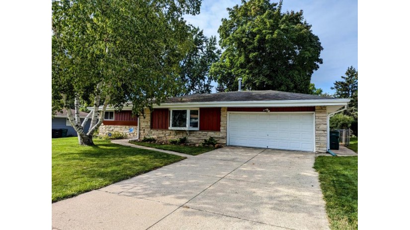 W184N8979 Maryhill Dr Menomonee Falls, WI 53051 by RE/MAX Market Place - 414-303-6761 $297,000